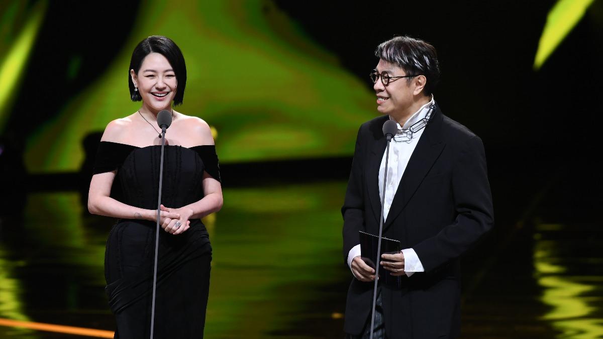 小S登台爆哭!催淚演唱大S歌曲「媽妳還有我」 堅強擠出笑容