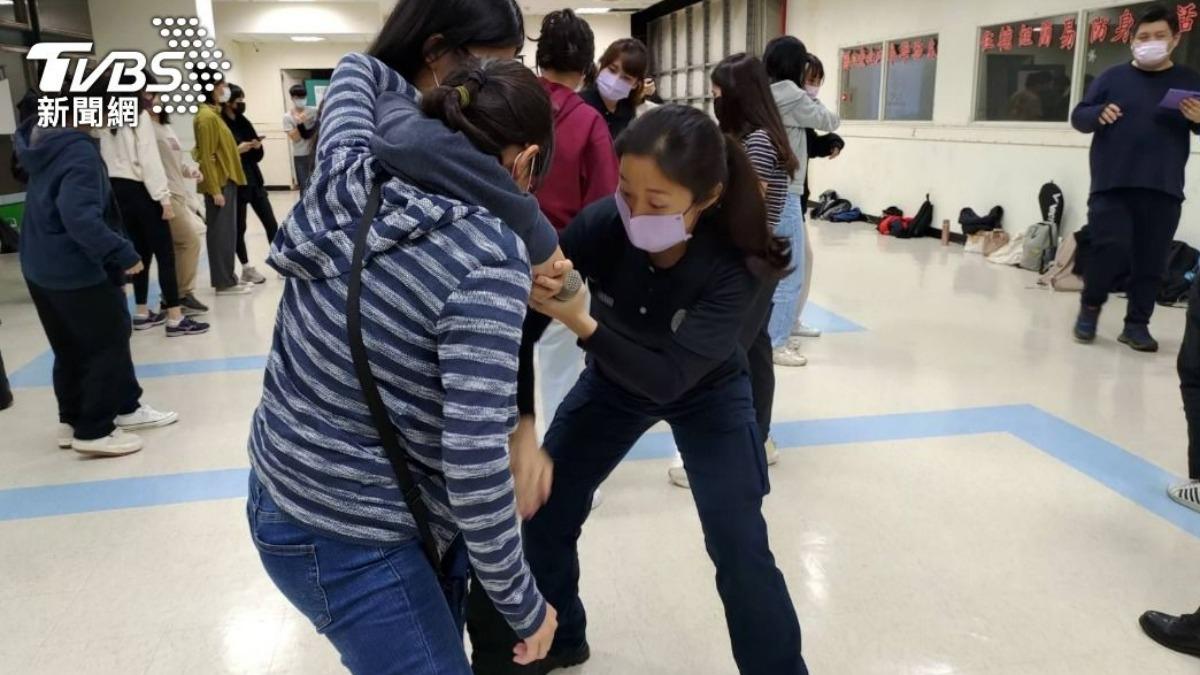 為了讓女性自保，女警傳授基礎防身術。（圖／TVBS資料畫面）