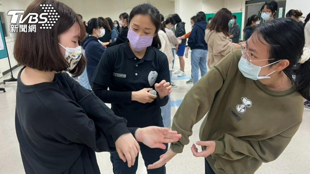 為了讓女性自保，女警傳授基礎防身術。（圖／TVBS資料畫面）
