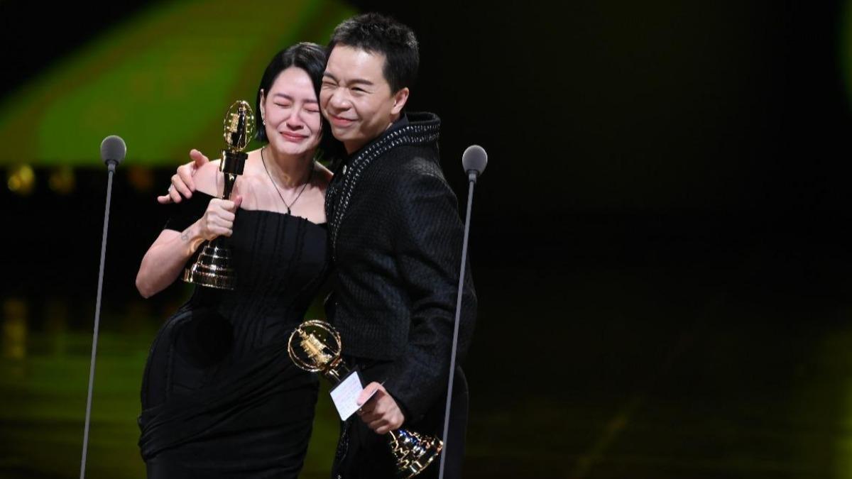 小S和派翠克抱回綜藝節目主持人大獎。（圖／三立提供）