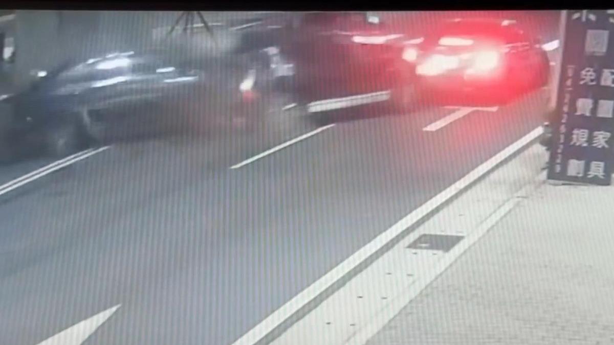 46歲女駕駛失控「衝撞3車」昏迷送醫。(圖／民眾提供)
