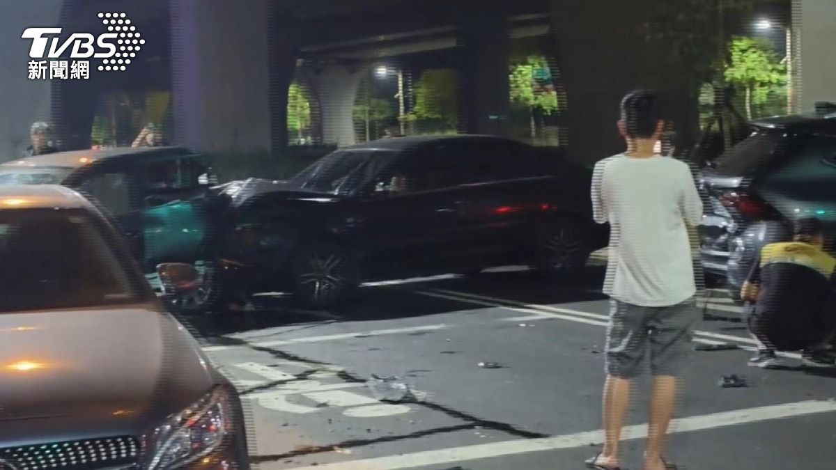 肇事者似乎完全沒有減速或煞車，讓他們根本來不及反應。(圖／TVBS)