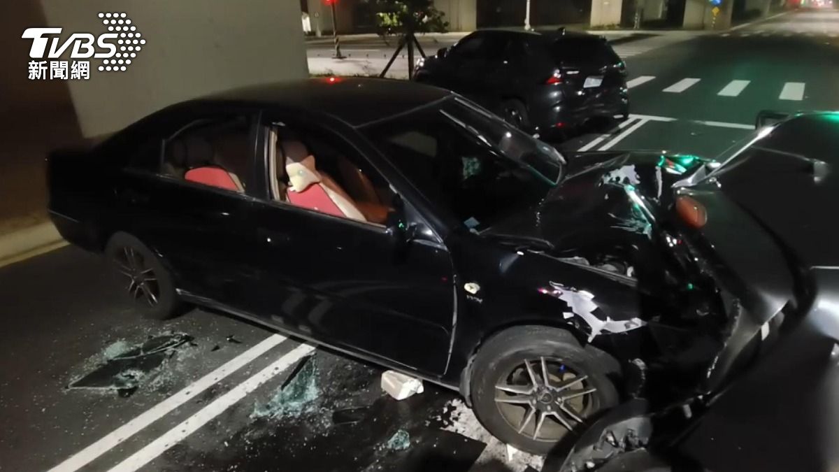 肇事車輛車頭嚴重損毀，劉姓女子昏迷受困車內。(圖／TVBS)