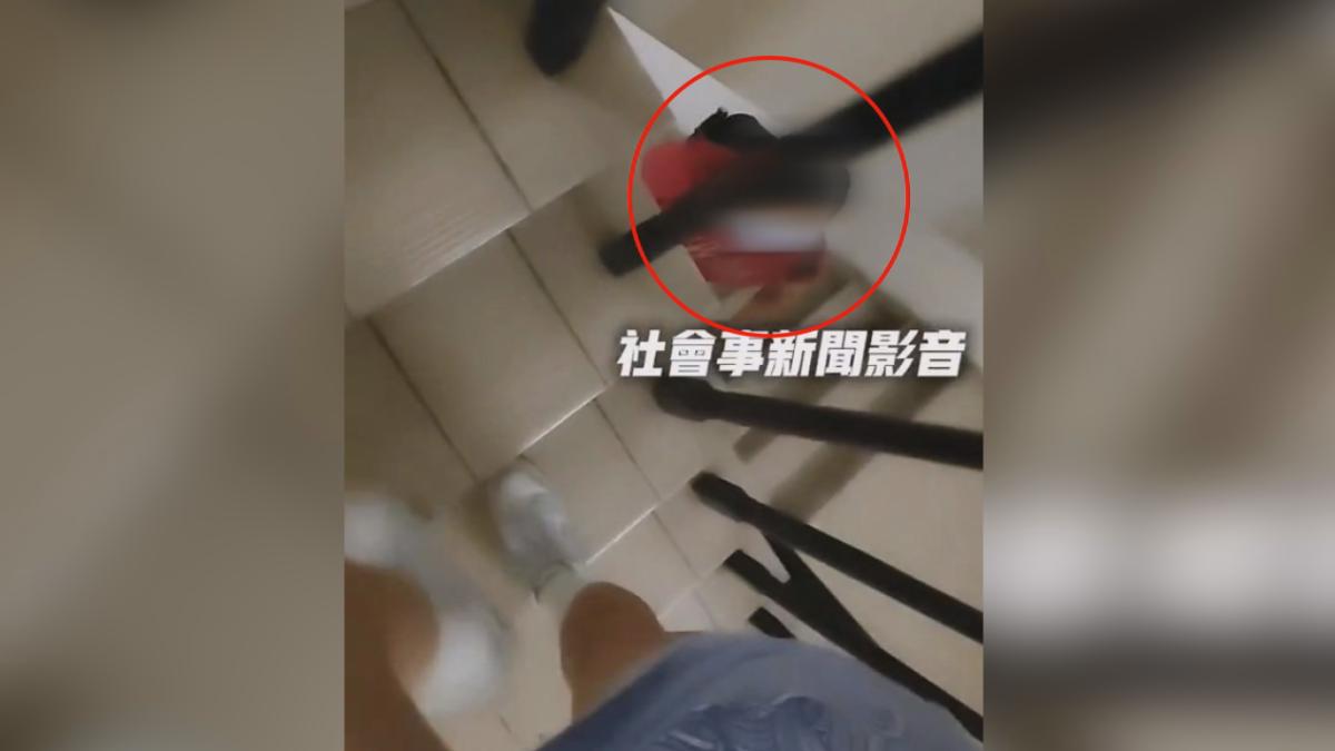女學生爬樓梯落單，遇到一名陌生男子尾隨，還不斷抬頭緊盯，讓她覺得相當不舒服（圖／翻攝社會事影音）