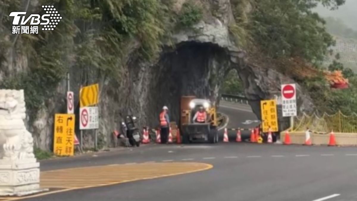 機具跟工程人員緊急撤退。（圖／TVBS）