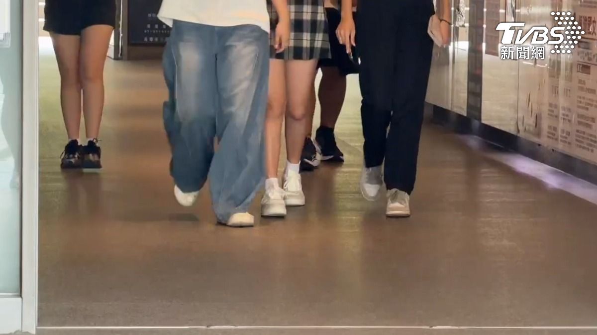 女學生樓梯間剩她一個人時，男子一直偷看她尾隨著她，甚至上次就遇過一次，而男子的做為恐怕已經觸法（圖／TVBS）