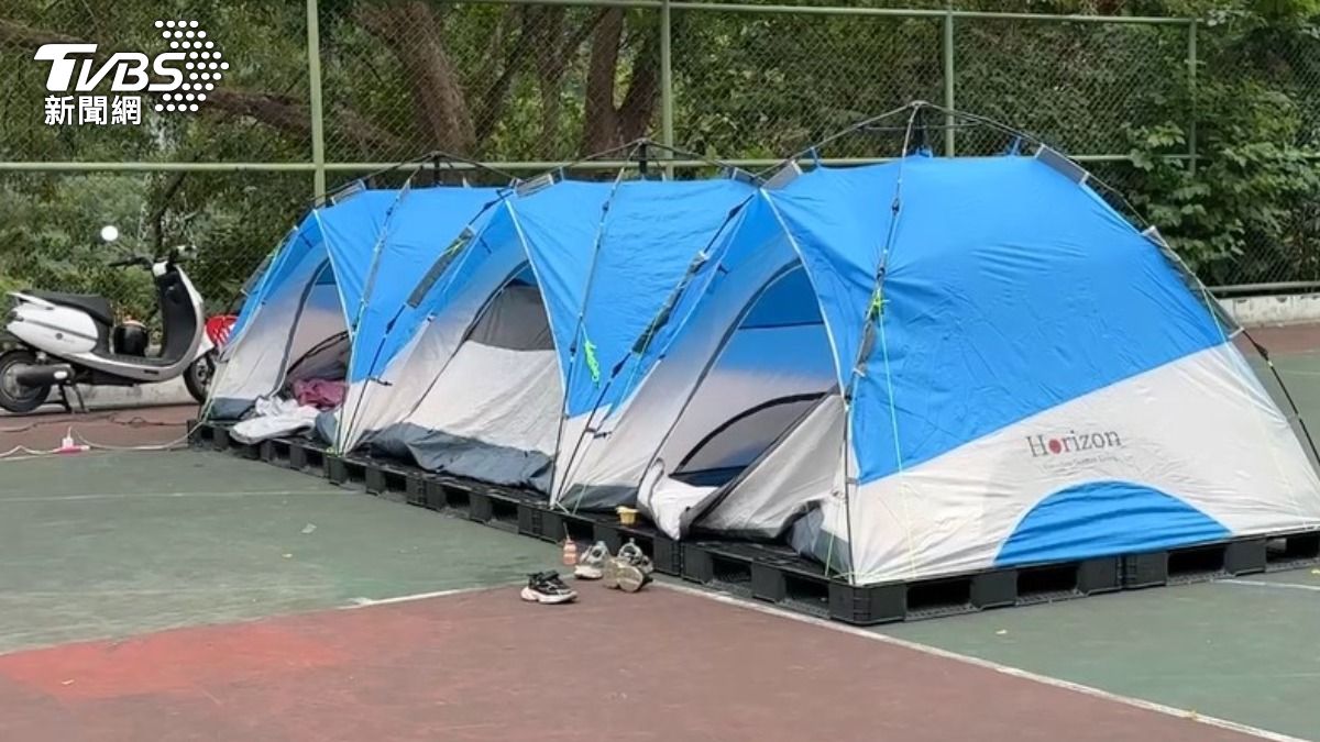 民樂社區部分居民不願前往收容所，在籃球場搭帳棚過夜。（圖／TVBS）