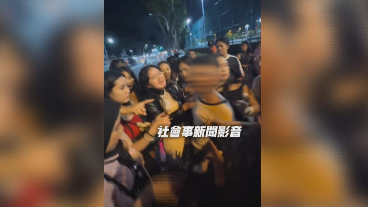 一群外籍女子把白衣男子團團包圍,指著他的鼻子大罵騙子,甚至還有人出手拽住他的衣服(圖/翻攝社會事影音)