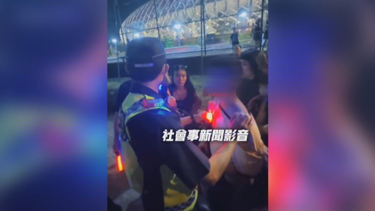 白衣男子不斷想要掙脫,但包圍的人實在太多,甚至連警方也出動了,現場亂成一團(圖/翻攝社會事影音)