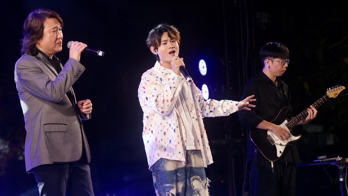 周治平找來吳胤呈(中)一起改編民歌。(圖/尚時代文創娛樂提供)