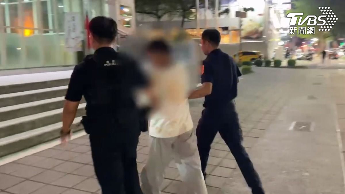 統計受害人約30人,被騙的幾乎也都是他的同鄉,最後白衣男子被帶回警局依違反刑法背信罪嫌偵辦(圖/TVBS)