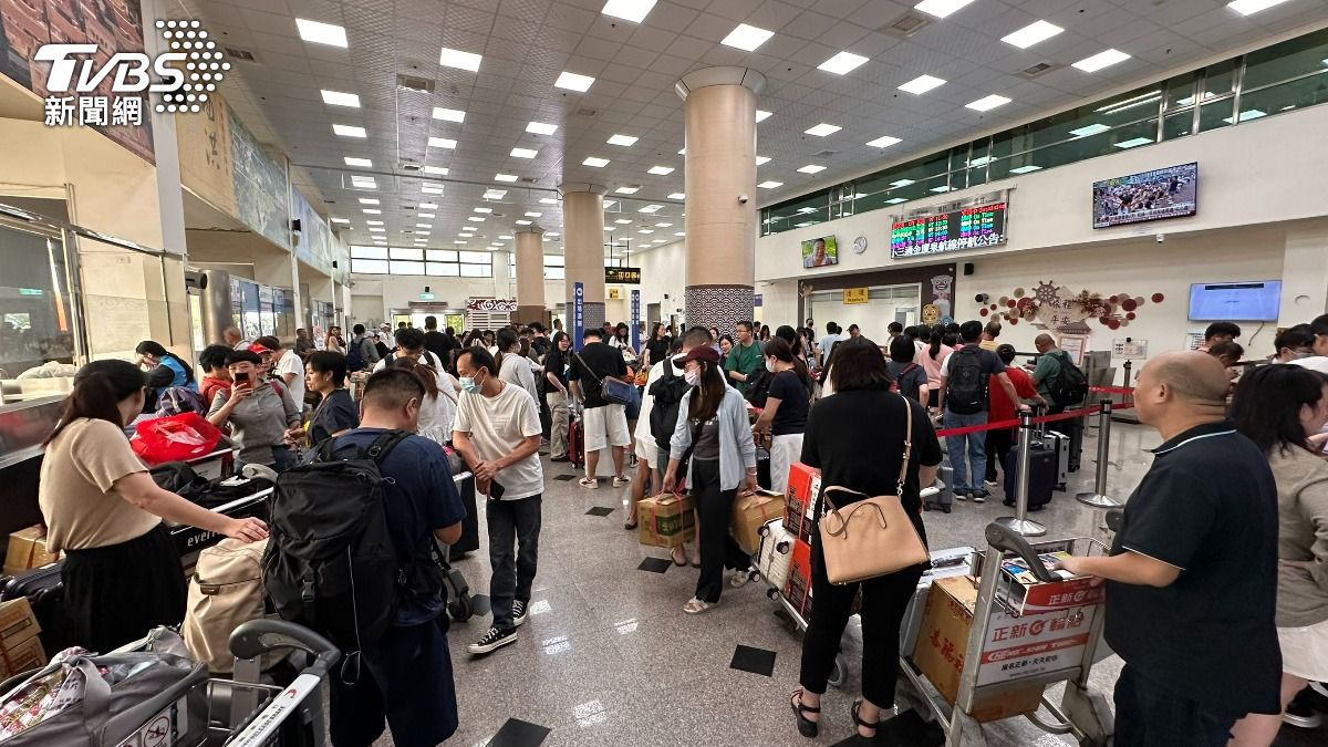小三通14:30後停航!水頭碼頭擠滿候補人潮 旅客焦急盼回家