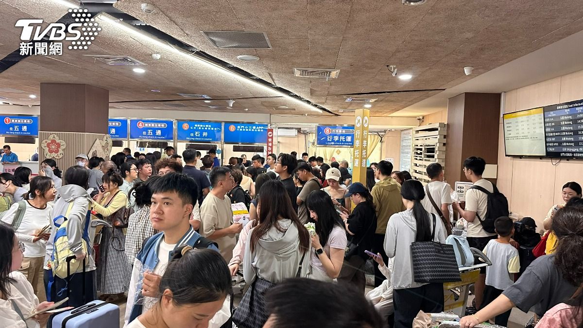 大量旅客現場候補船班。(圖/程子奕攝)