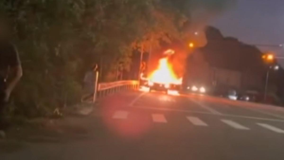 車子燒成火球！夫妻緊急逃出「意識不清」　路人聽喇叭聲救命。(圖／threads/cai_3991)
