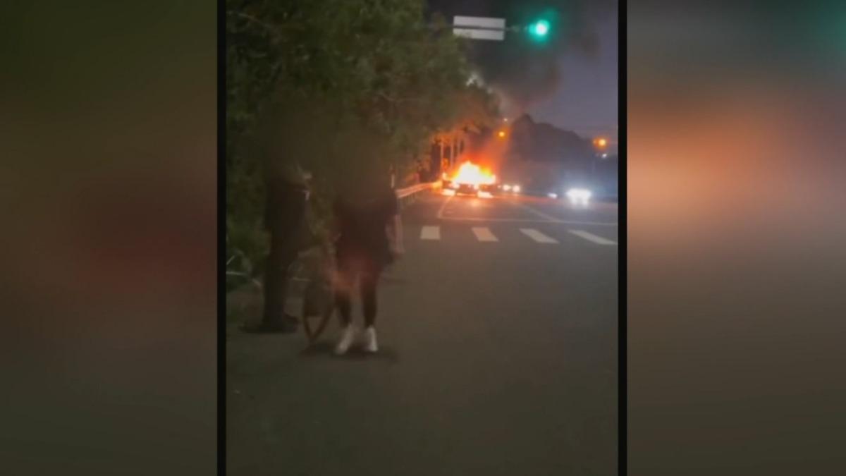 「持續喇叭聲」示警！夫妻火燒車驚險逃生。(圖／threads/cai_3991)