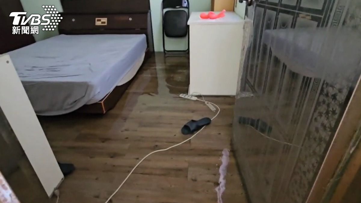 公寓六樓套房的水淹到腳踝。（圖／TVBS）