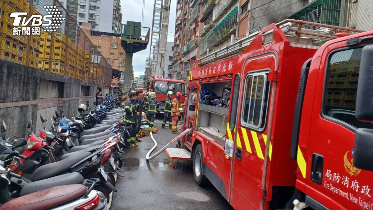 蘆洲公寓竄出陣陣濃煙，警消到場救援。（圖／TVBS）