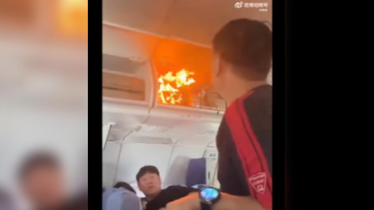 大陸杭州一架飛往南韓首爾的班機驚傳冒火意外，有乘客放在行李中的行動電源，莫名起火燃燒。（圖／網路）