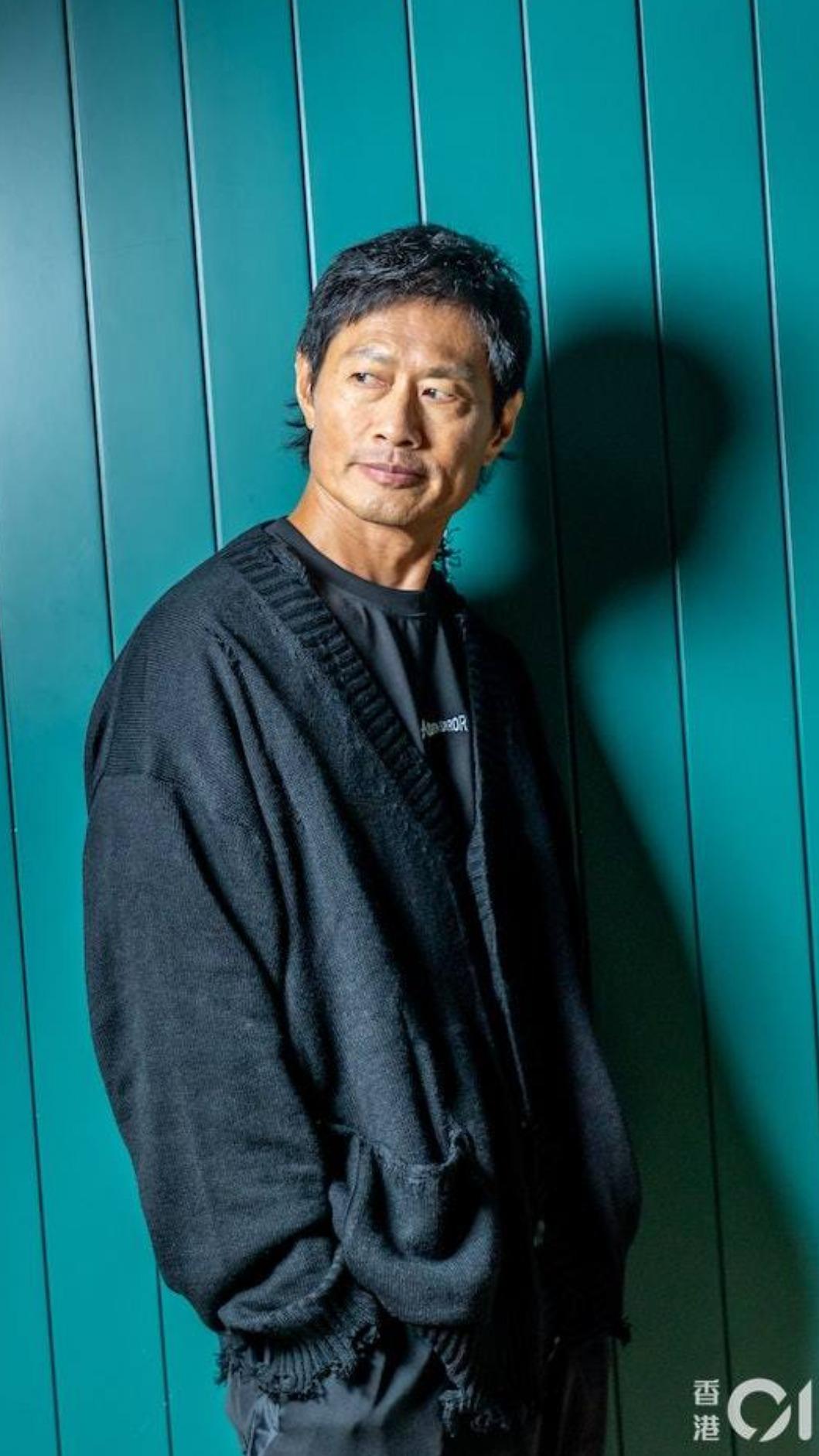 現年 62 歲的黃德斌一直以身材結實聞名，是演藝圈公認的型男。（圖／香港01）