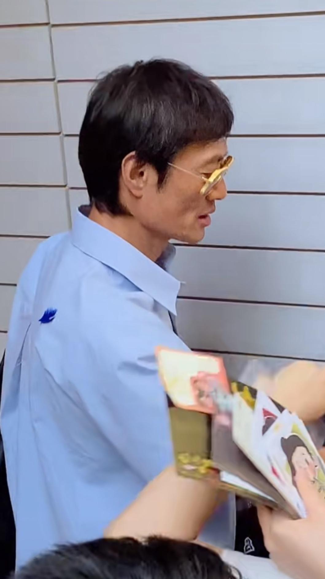 短短一個月後，網友分享黃德斌在上海替粉絲簽名，照片中臉部消瘦。（圖／翻攝自小紅書）