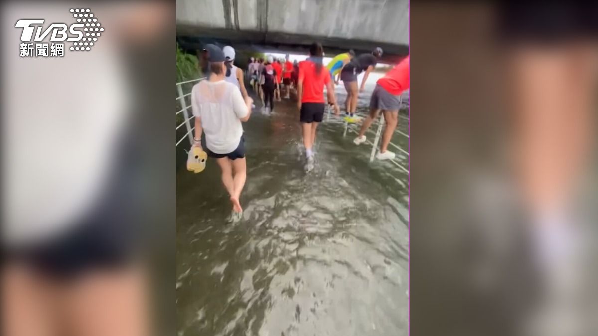 雨中開跑!東山河馬拉松賽道淹水至腳踝 選手自嘲「應穿溯溪鞋」