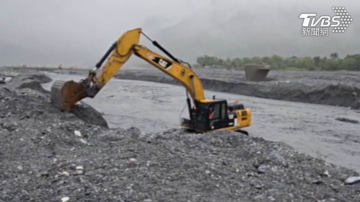 受到颱風外圍環流和東北季風影響，怪手駕駛冒雨在花蓮光復鄉疏濬。（圖／TVBS）