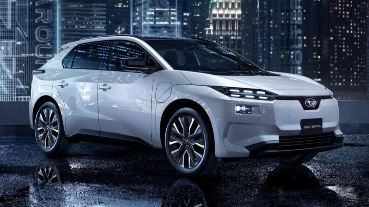 小改款Solterra改採分離設計的頭燈組,前保桿設計也大幅更新。(圖/Subaru)