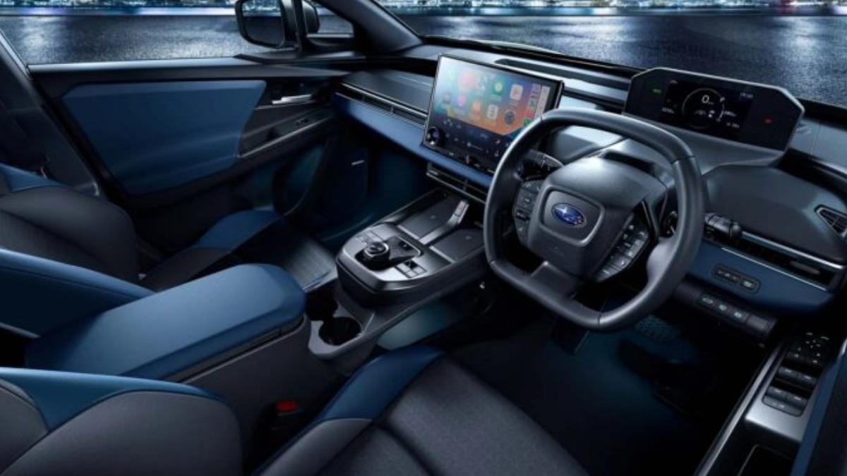小改款Solterra配備14吋中央觸控螢幕跟雙無線充電座。(圖/Subaru)
