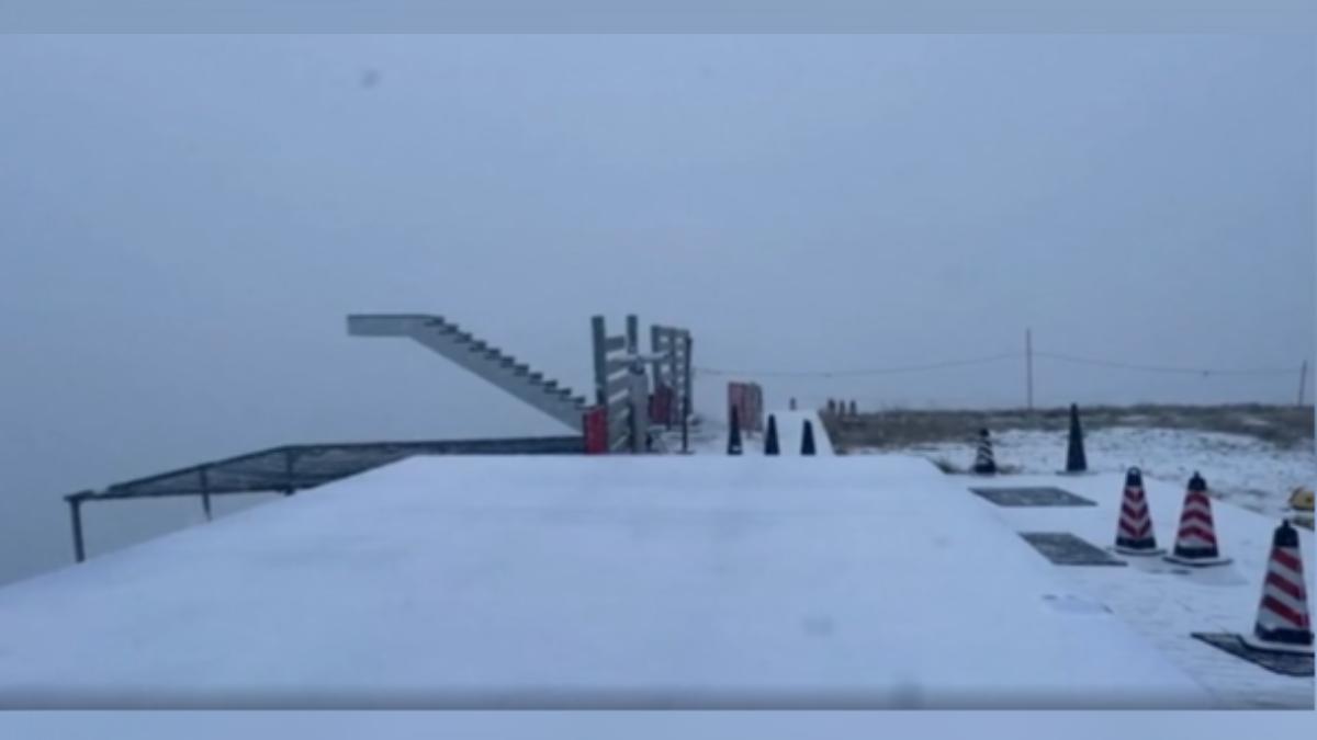 大陸北京的延慶奧林匹克園區、門頭溝區、清水鎮、江水河村等地,山坡已披上薄薄銀妝。(圖/CCTV+)