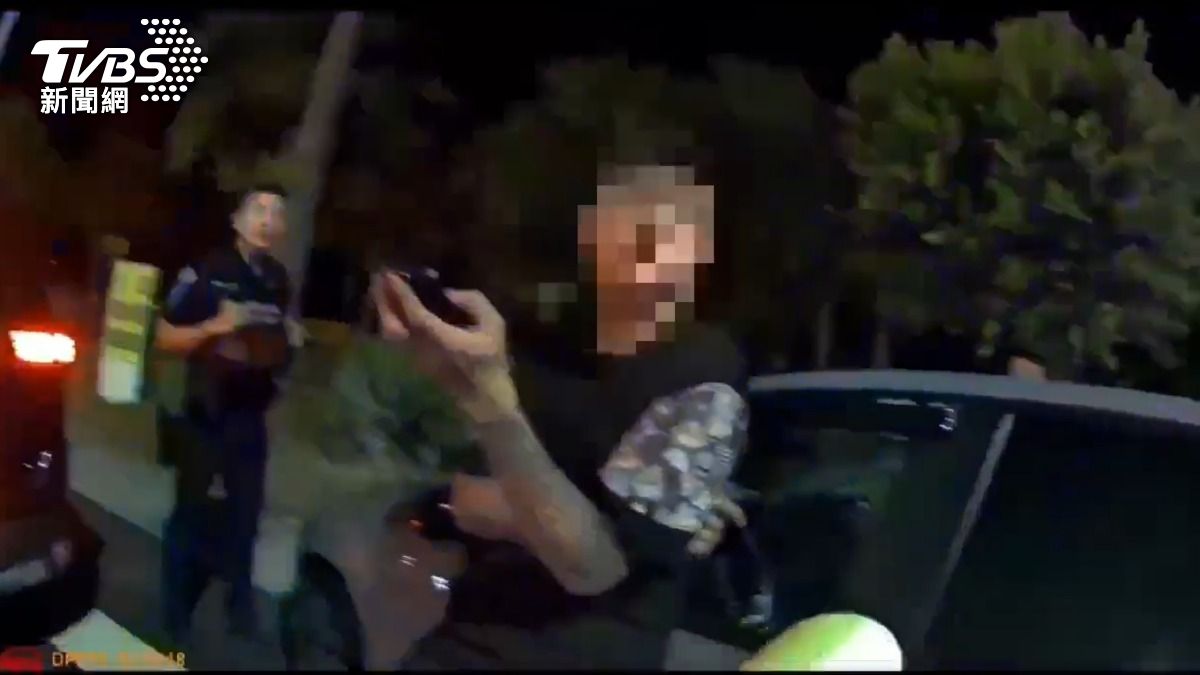 刺青男控警掐脖踹頭找麻煩 警秀密錄器打臉:無照還掛註銷車牌
