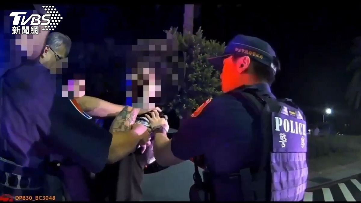 蔡男情緒激動不願配合,警方將他保護管束,但並未有毆打的形情。(圖/TVBS)