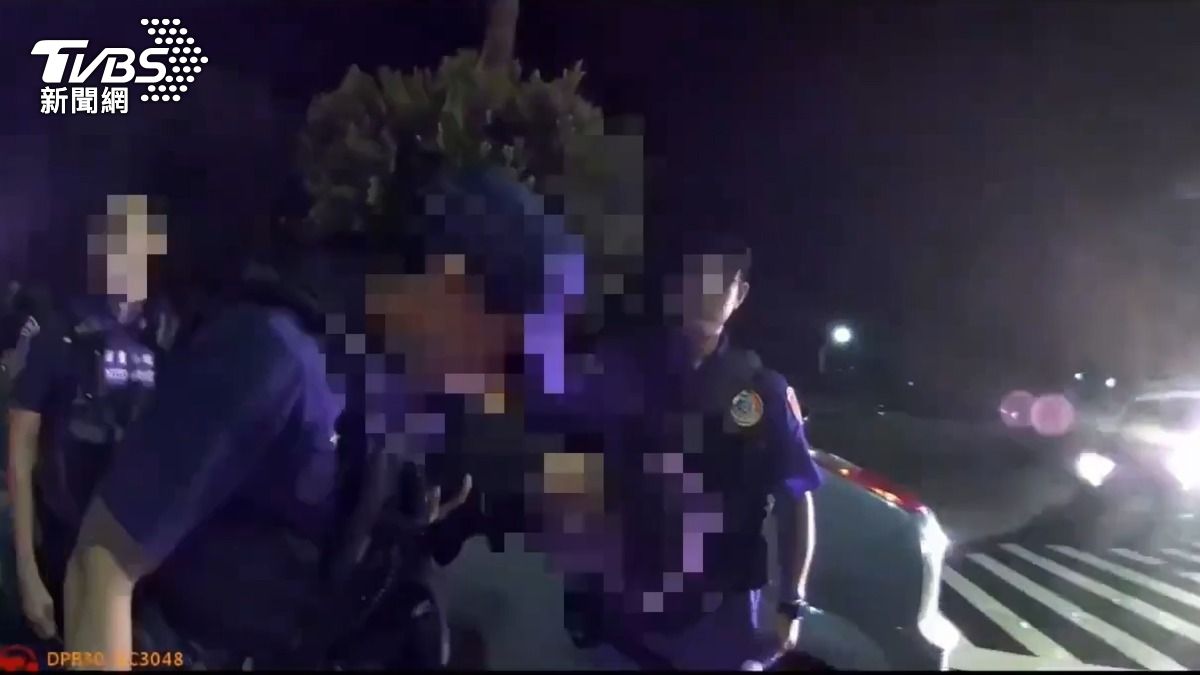 警方將蔡男上銬逮捕。(圖/TVBS)