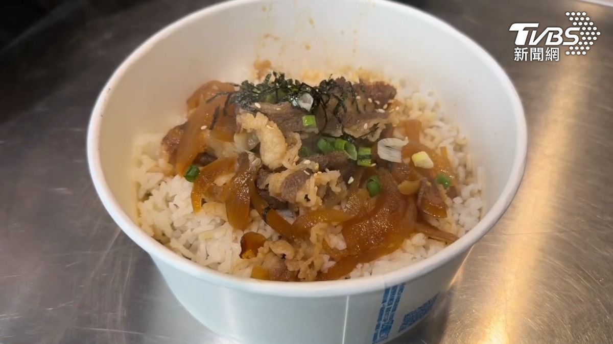 民眾點外送叫了份丼飯,但打開來看這肉量讓他質疑,直呼這樣的肉量要賣他173元?(圖/TVBS)