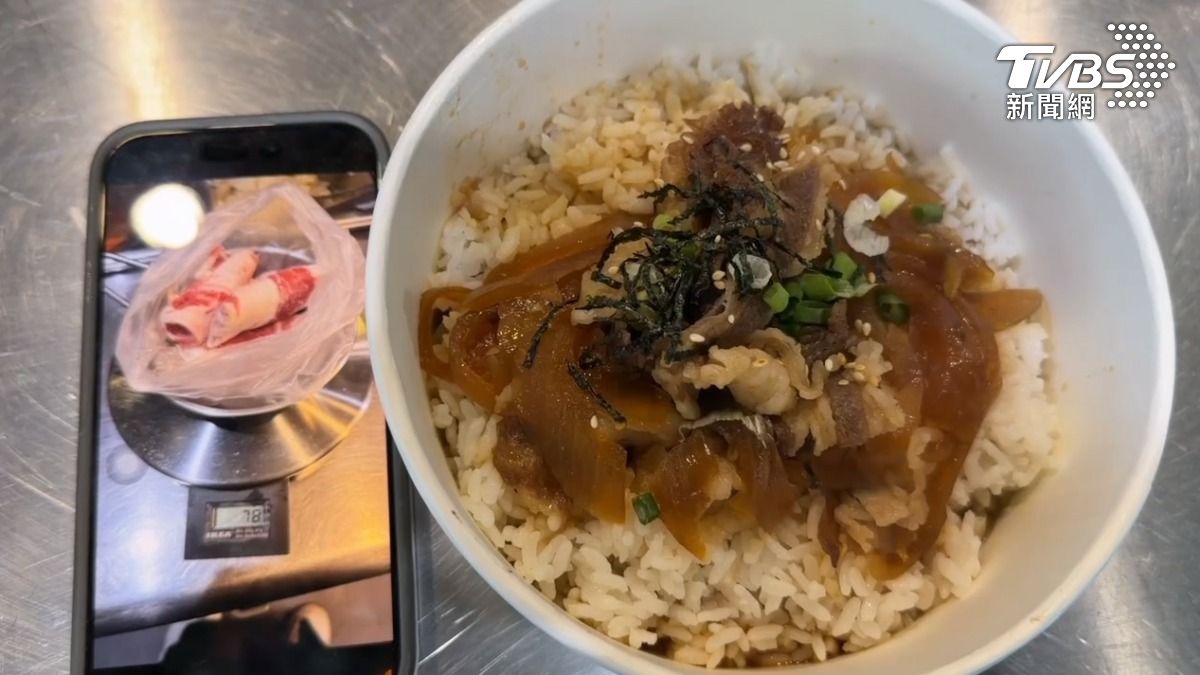 民眾PO文抱怨, 質疑難道是因為快打烊,吃到的肉才會這麼少嗎?業者回應每份都有秤重,特地設置SOP(圖/TVBS)
