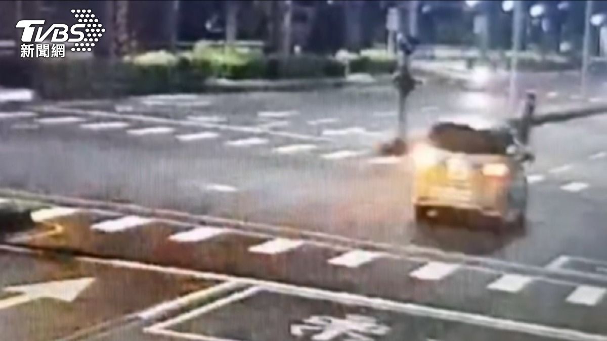 女子疑似闖燈跑步穿越馬路,當下司機沒注意到行人,撞上後女子送醫不治(圖/TVBS)