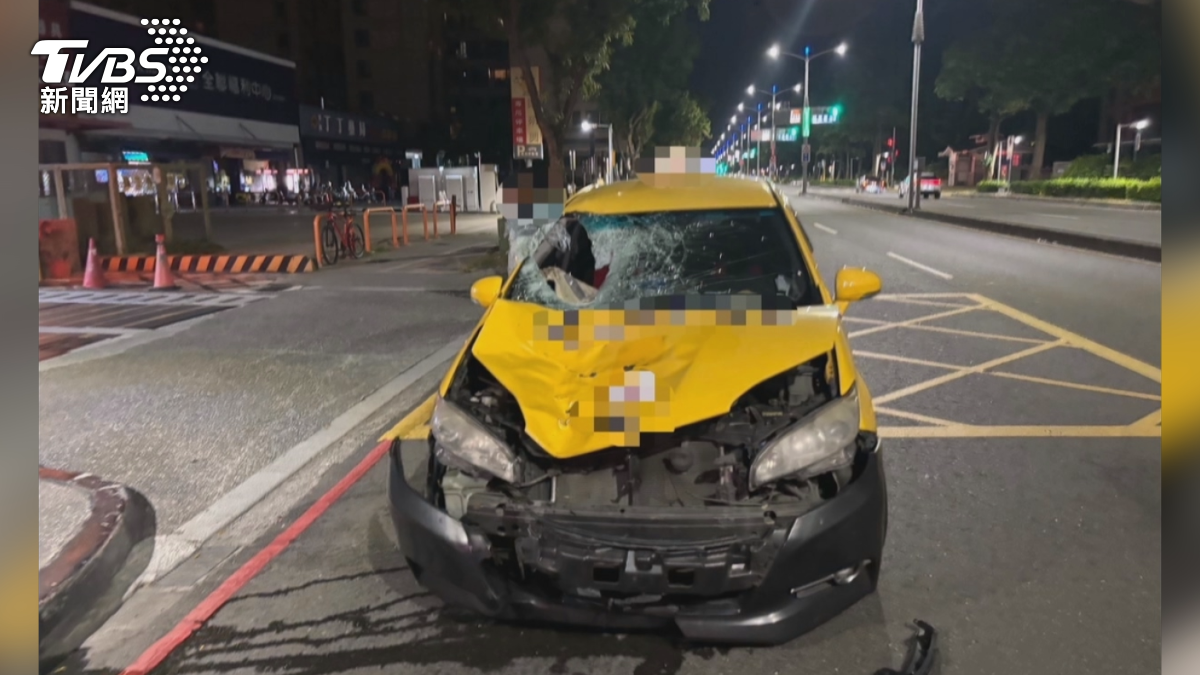 這場死亡車禍,撞擊力道之大,計程車的引擎蓋凹陷下去,擋風玻璃也破了一個大洞(圖/TVBS)
