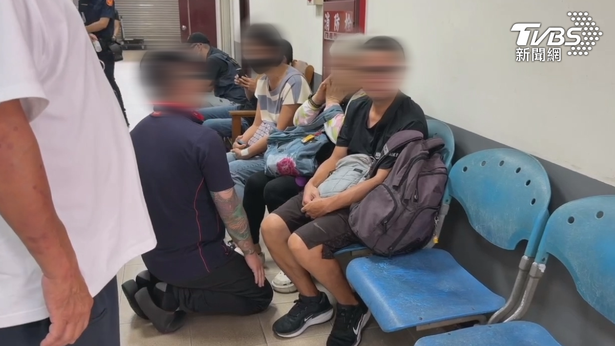 駕駛到殯儀館和家屬致意時,立刻下跪致意,也解釋自己真的不是故意的(圖/TVBS)