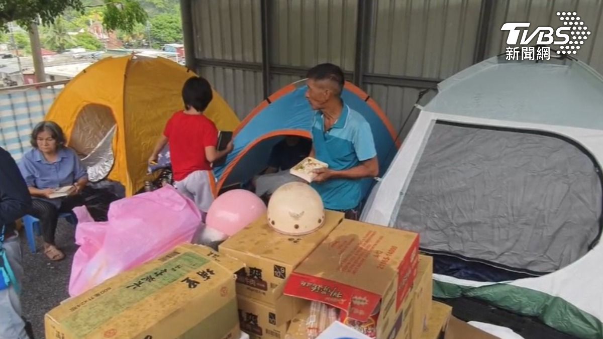 民樂社區部分居民不願前往收容所,搭帳棚睡在住家附近的球場。(圖/TVBS)