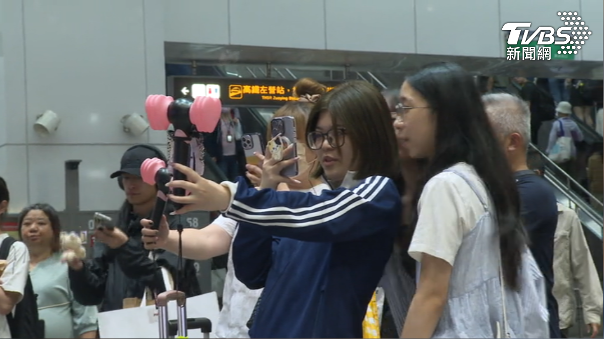 BLACKPINK應援手燈台灣賣$2200,不少粉絲喊貴。(示意畫面/TVBS)
