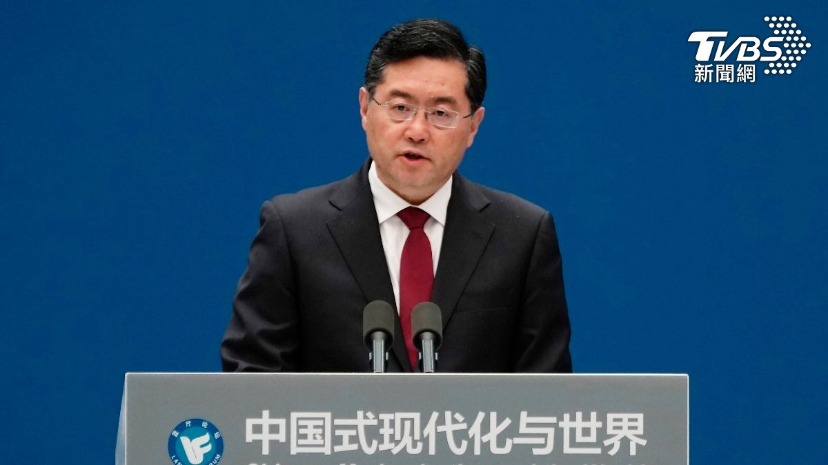 秦剛曾任中國外交部發言人、駐英國公使、新聞司司長、禮賓司司長，2018年升任外交部副部長。2021年7月擔任駐美大使。（圖／達志影像美聯社）