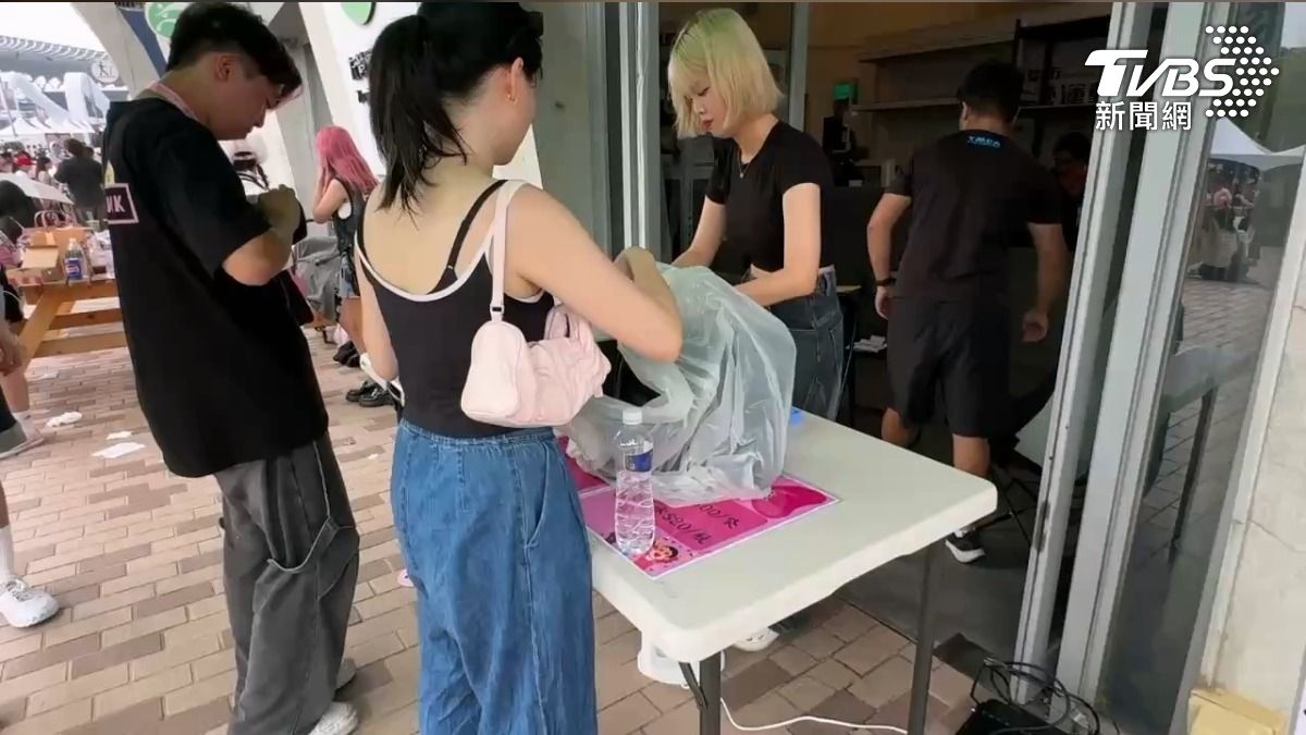 BLACKPINK開唱第二日,外縣市粉絲大包小包,一旁運動中心提供3百元寄物服務,有歌迷直喊太貴。(圖/TVBS)