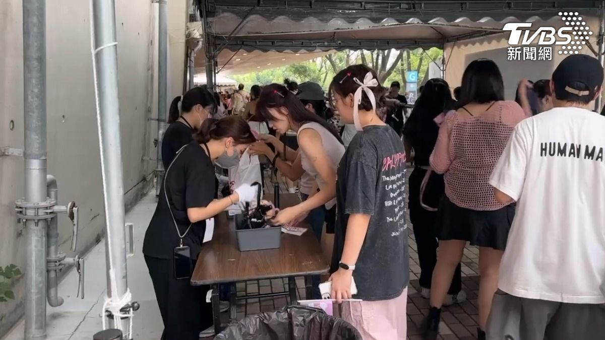 大型演唱會安檢相當嚴格,打火機、長柄傘等物品皆不可帶進場。(圖/TVBS)