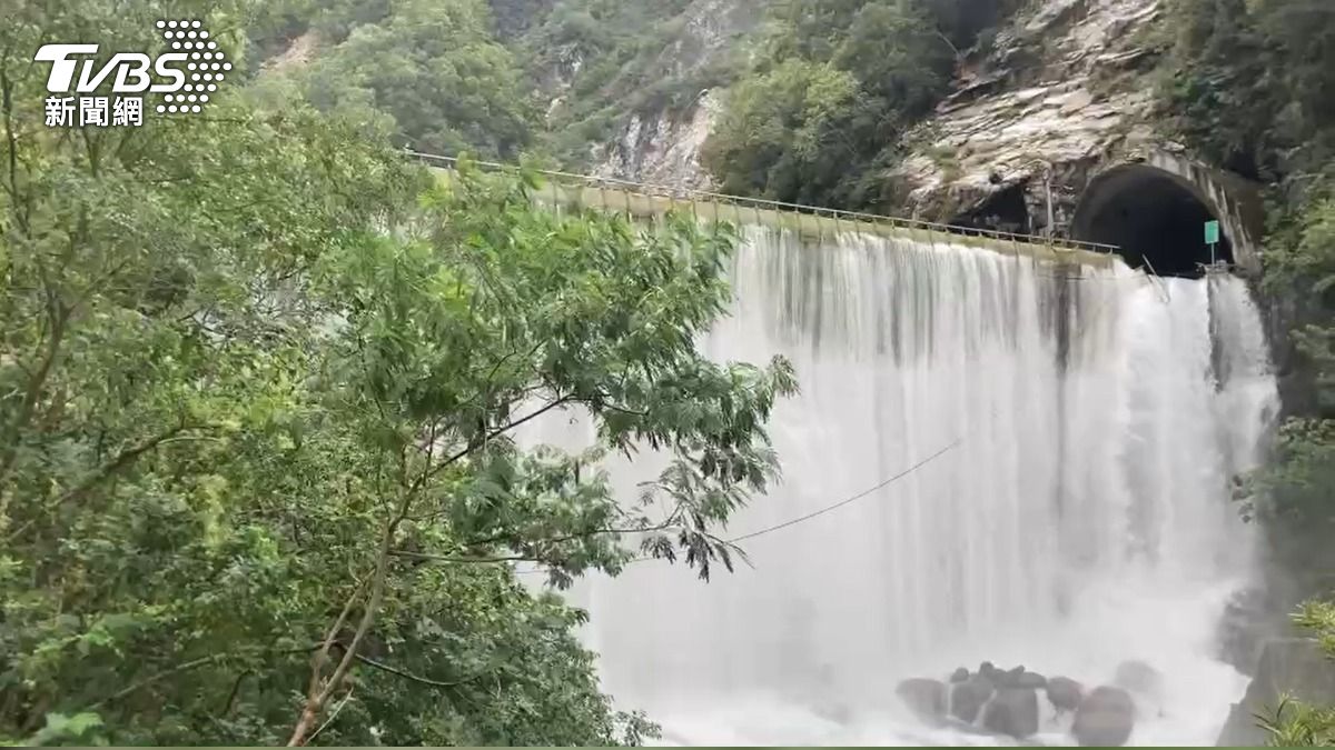 水流從魯丹橋流下,形成「大瀑布」。(圖/TVBS)