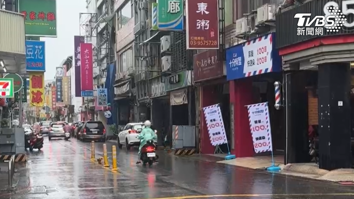 少女居然坐在後車廂，手裡還抱著一個嬰兒，地點就在羅東夜市附近街道。（圖／TVBS）