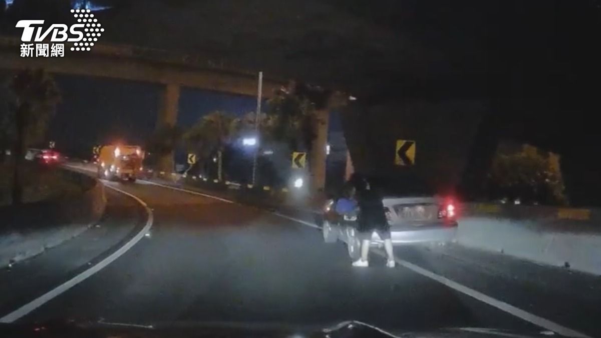 開到沒油!車停交流道 駕駛站左後方提桶加油(圖/目擊者提供)