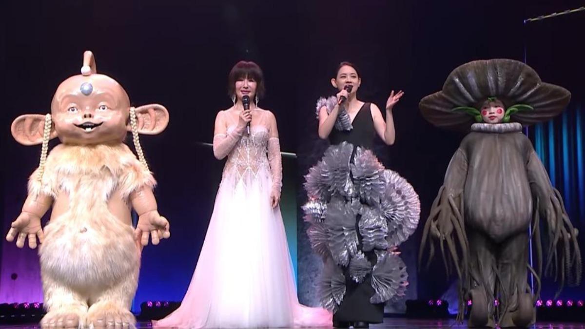 嗶啵(左起)、潘迎紫、主持人曾寶儀、靈芝草人。(圖/翻攝自金鐘獎YouTube)