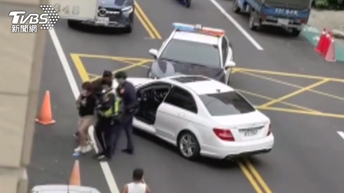 警方巡邏車及時趕到,霸氣切入車道將白色賓士車攔下。(圖/翻攝FB/埔里人幫)