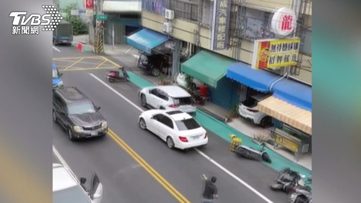 民眾表示,女駕駛一直不斷撞車,即使撞到其他車輛的車尾,她仍持續往前行駛。(圖/翻攝FB/埔里人幫)