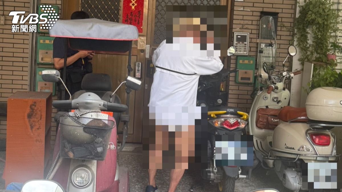林翁下半身包著尿布坐在路邊石階上,且不斷徘徊街道,呈現精神恍惚。(圖/TVBS)