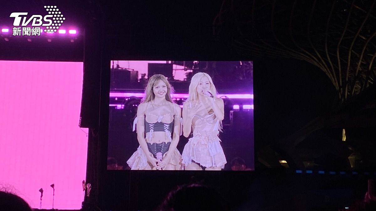 Lisa、Rosé一起喊:「高雄好ㄅㄧㄤˋ!」。(圖/林坤緯攝)